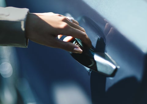 A hand gracefully grips the Light Touch Handle of a 2024 Lincoln Aviator® SUV to demonstrate its ease of use | Sheehy Lincoln of Richmond in Richmond VA