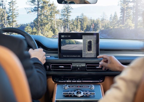 The available 360-Degree Camera shows a bird's-eye view of a Lincoln Aviator® SUV | Sheehy Lincoln of Richmond in Richmond VA