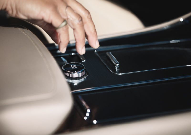 A hand reaching for the Lincoln Drive Modes knob of a 2024 Lincoln Aviator® SUV | Sheehy Lincoln of Richmond in Richmond VA